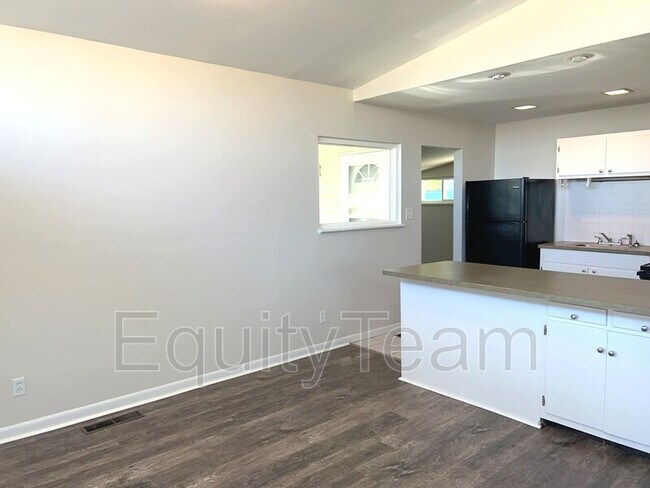 Building Photo - 4946 Bayside Dr