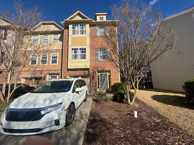 Foto del edificio - Room in Townhome on Linden Park Ln