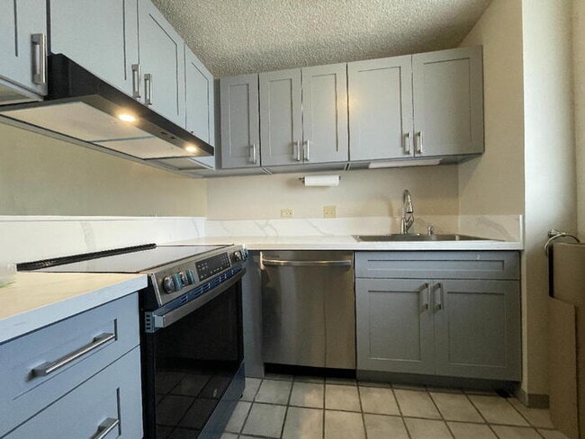 Building Photo - To register for the showing time below, note the 4 digit code: 5637 and click "APPLY NOW."(mobile...