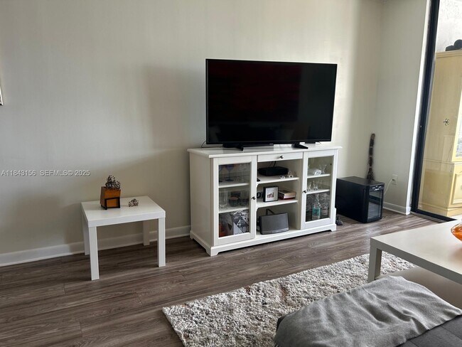 Foto del edificio - 2851 Somerset Dr