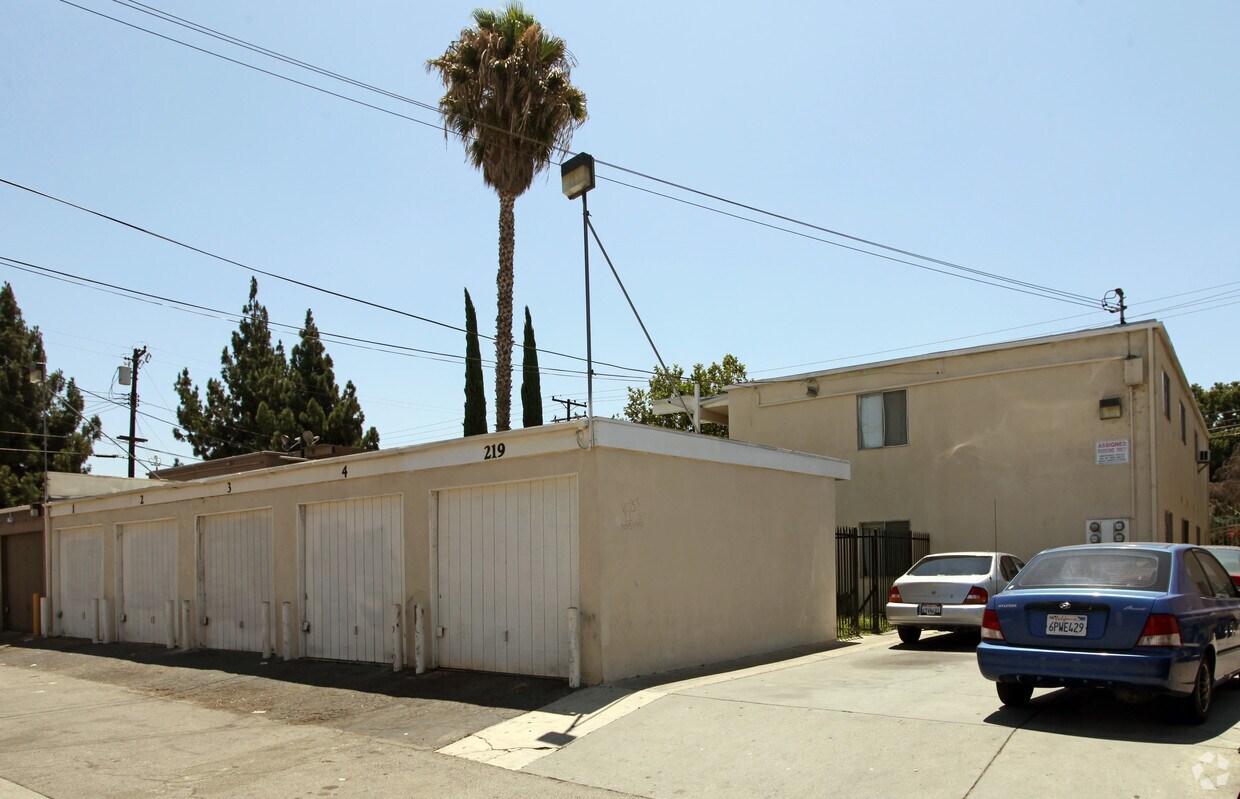 Foto del edificio - 219 E Orangewood Ave