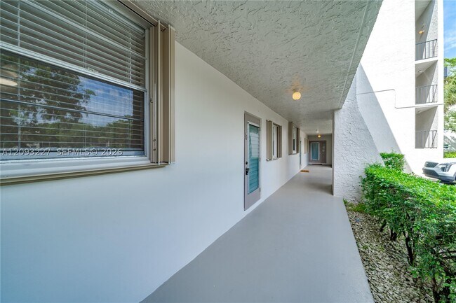 Building Photo - 9230 Lagoon Pl
