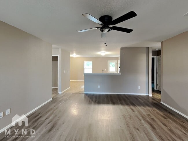 Building Photo - 1101 Sundowner Ranch Ave