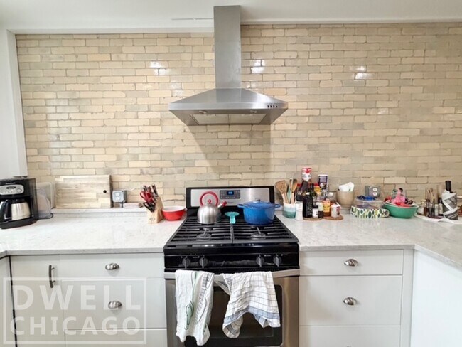 Foto del edificio - 2121 N Albany Ave