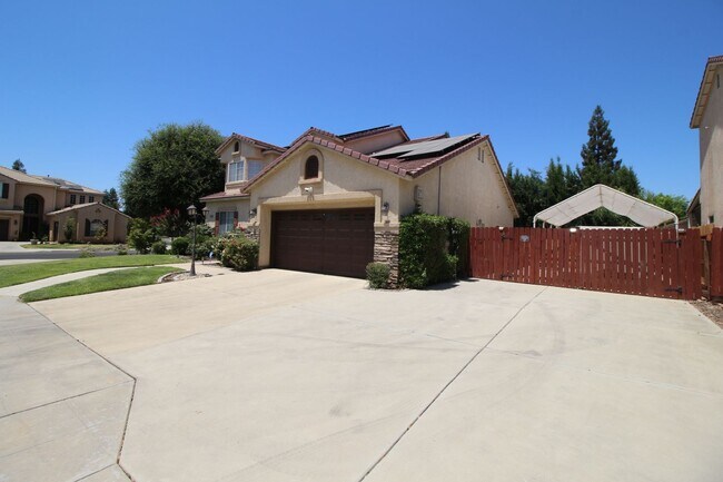 Building Photo - Cute Two-Story Home With Pool & RV Parking