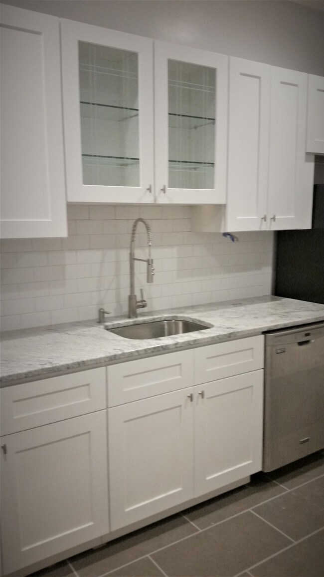 Granite countertops - 731 S Darien St