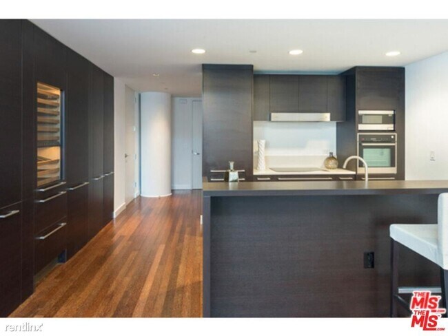 Building Photo - 2 br, 2 bath Condo - 6250 Hollywood Blvd U...