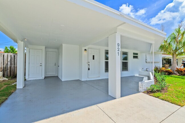 Foto del edificio - 921 SE 15th Ct