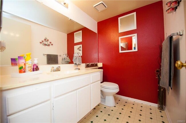 bath2 - 6047 Templeton St
