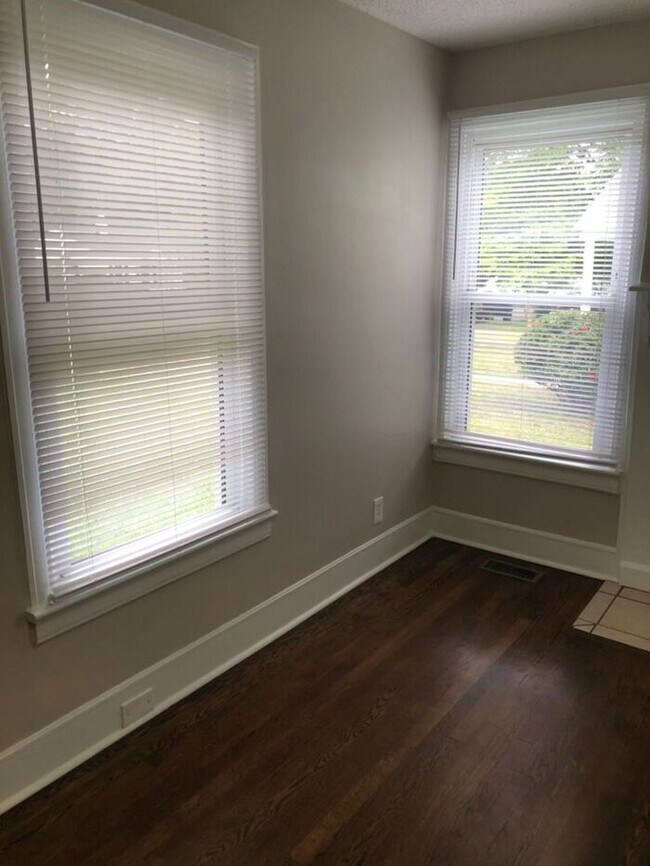 Foto del edificio - Coming Soon! Just off the main road, but in walking distance to everything!