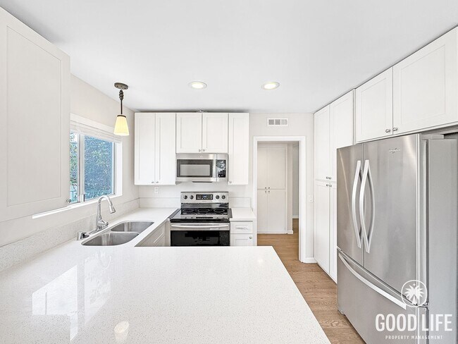 Foto del edificio - Bright 2BD/2BA Corner Unit Condo in Escondido with Reserved Parking, Quartz Kitchen & Private Bal...