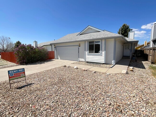 Foto del edificio - 4 Bedroom Home Available Near Research Pkwy & Scarborough Dr!