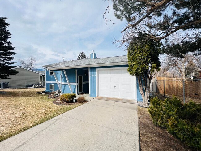 Building Photo - 2 Bed - Bonus Room - 1.5 Bath - Large Fenc...
