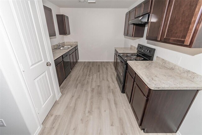 Foto del edificio - 17303 Desmond St