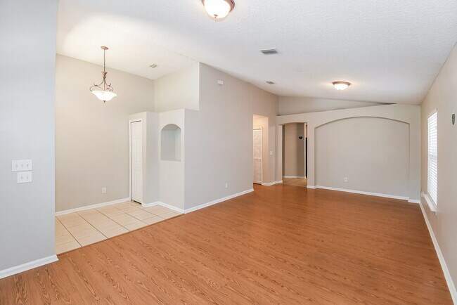 Building Photo - 1305 River City St