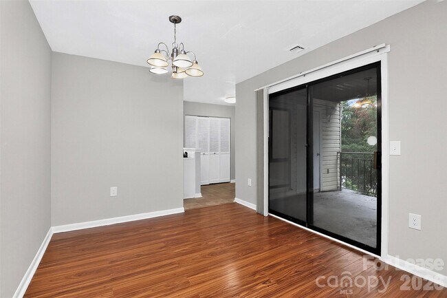 Foto del edificio - 4804 Spring Lake Dr