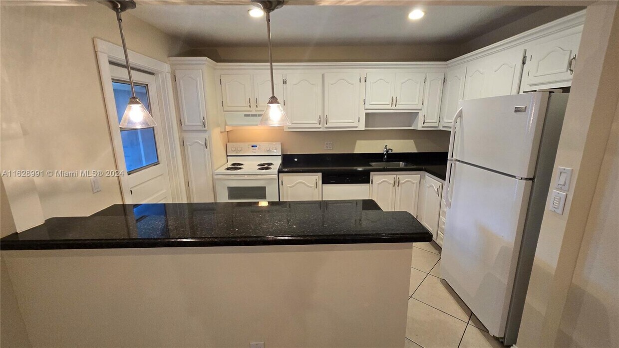 Foto principal - 6842 NW 31st Ave