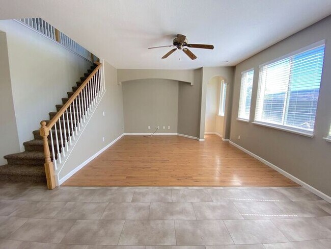 Building Photo - NW Reno 4 Bedroom Home - Mountain Views