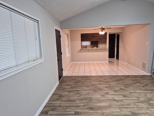 Building Photo - 638 Cherry Valley Dr