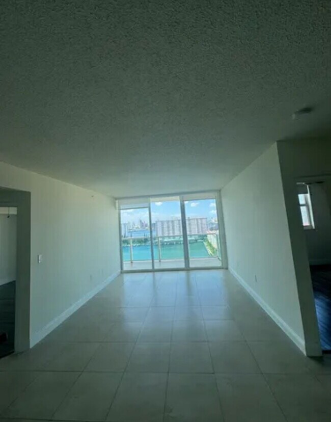 Building Photo - 17000 N Bay Rd