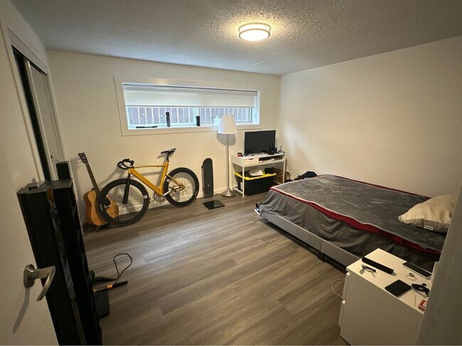 Photo du bâtiment - 17328-17385 85 Ave NW