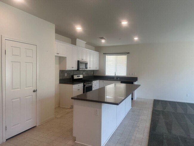 Foto del edificio - 4 Bed/2Bath, Solar Single-Story Home in Hi...