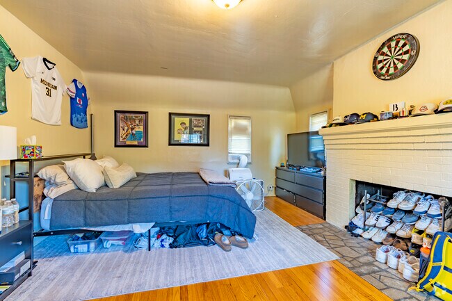 5 habitaciones, 2 baños - 4000 pies cuadrados - Dormitorio 2 - 1532 Packard St