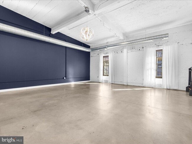 Building Photo - 1220 Bank St