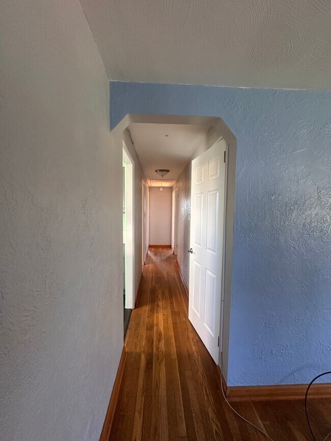 Building Photo - 206 Valley Vale Dr