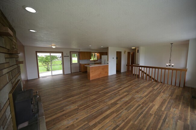 Building Photo - 4 bed, 2 bath, split level home in Sequim,...