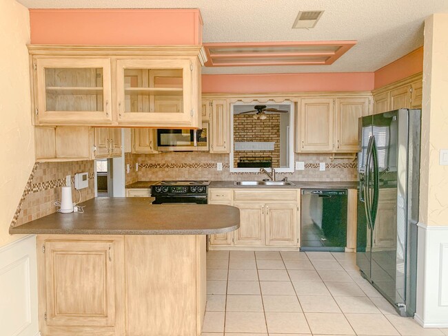 Foto del edificio - Sweet Spacious Home with a 2-Car Garage!