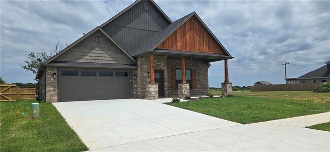 Building Photo - 1000 Trestle Ln