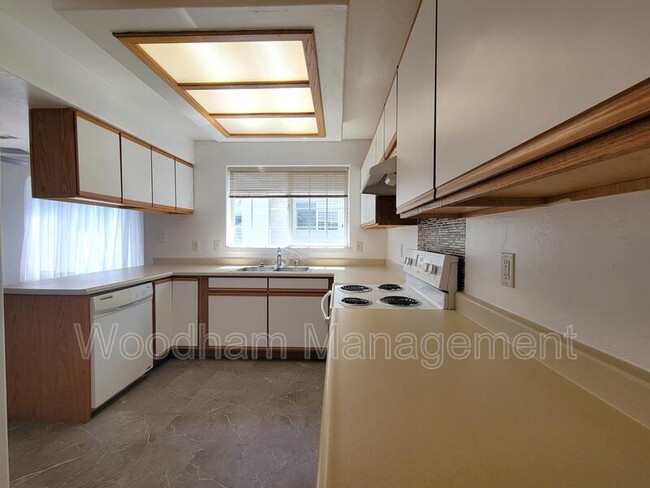 Building Photo - 3026 W Villard St