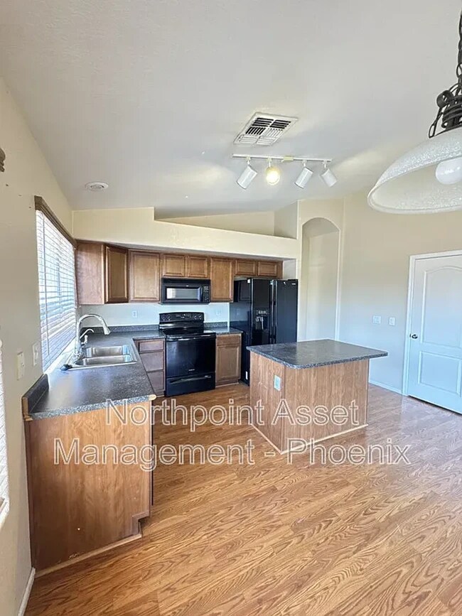 Foto del edificio - 1215 N 158th Dr