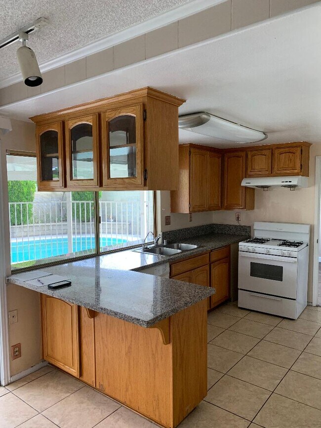Kitchen - 13513 Acoro Pl