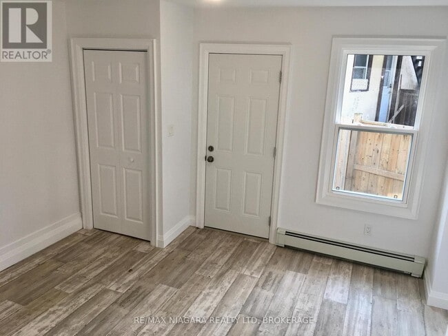 Building Photo - 163 Welland Ave