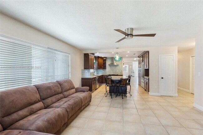 Foto del edificio - $5,500  1333 SW 16th St