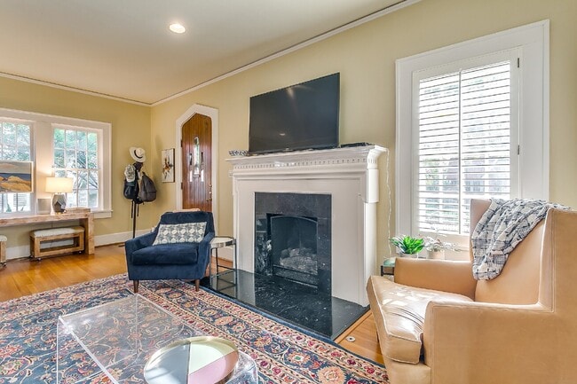 Foto del edificio - Darling English Tudor style home in the heart of the University District near TCU!