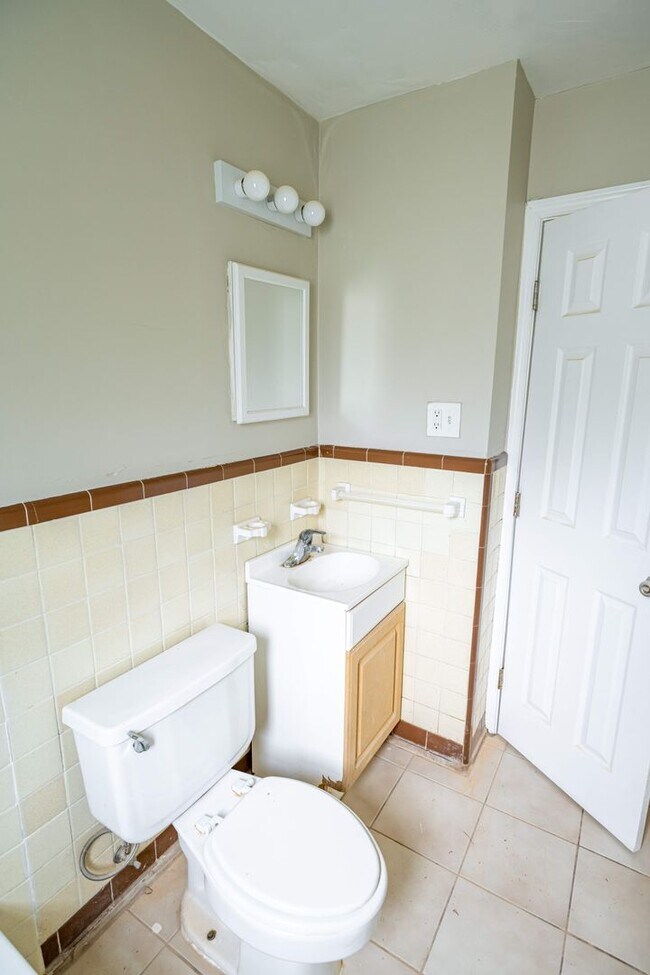 Foto del edificio - 2 Bedroom / 1 Full Bath - Newly Reno