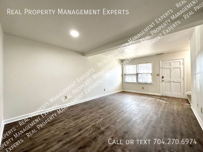 Foto del edificio - Charming 2BR/1.5BA Townhouse in Pineville!