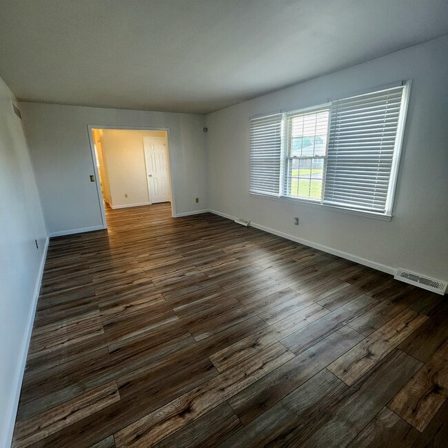 Building Photo - 636 Longview Rd