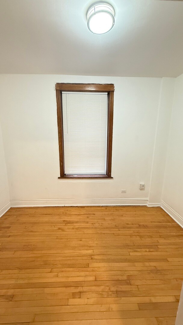 Foto del edificio - 3137 W 42nd St