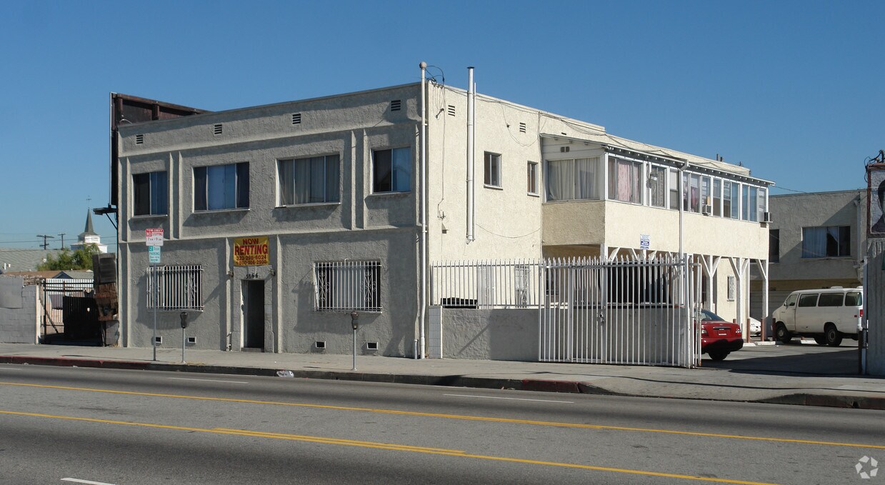 Primary Photo - 5866 Broadway