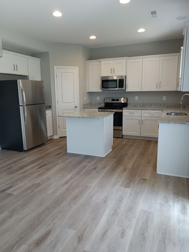 Foto del edificio - New Construction- 4 Bedroom Available Now!