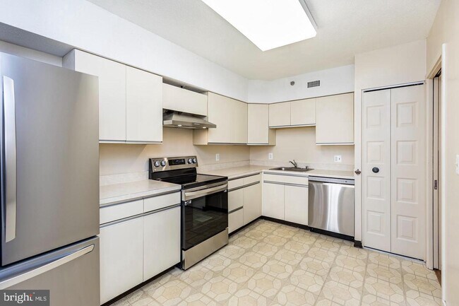 Foto del edificio - 5501 Seminary Rd