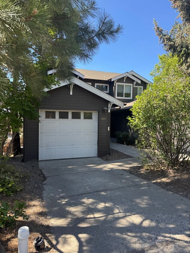 Foto principal - Updated duplex in NW Bend