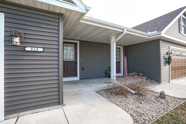Private entry - 810 Thompson Dr