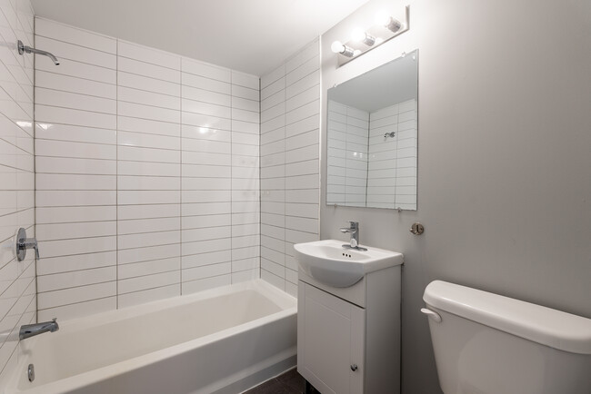 Bathroom - 4850-4860 Bourret