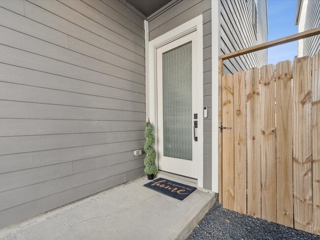 Foto del edificio - 8411 Berry Brush Ln