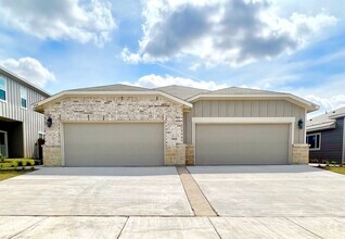 Building Photo - 700 Wheatfield Dr